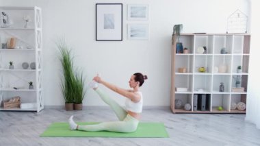 Yoga, ev eğitimi sportif kadın egzersizi.