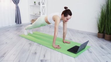 İnternet fitness sınıfı jimnastik öğretmeni kadın