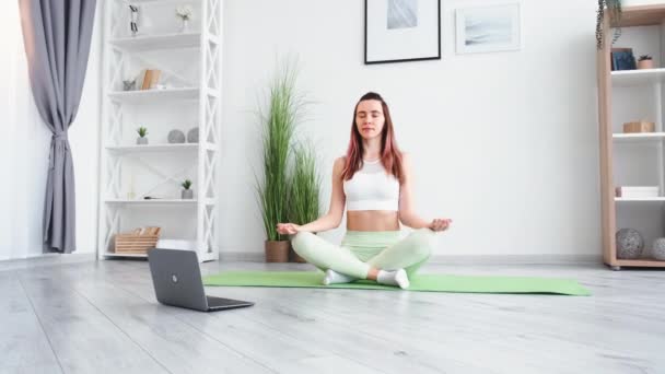 Online meditation mind relax woman practicing yoga — Vídeo de stock