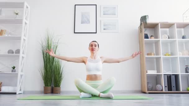 Ioga treinador ginástica lição ajuste mulher exercício — Vídeo de Stock