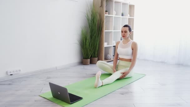 Yoga çevrimiçi ev içi aktivite kadın spor salonu — Stok video