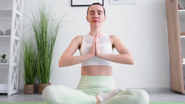 Ioga meditação interior paz mulher relaxante dentro de casa — Vídeo de Stock