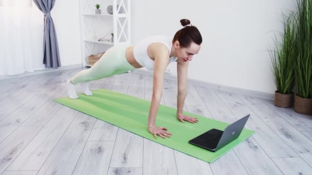Internet fitness class gymnastics tutorial woman — Stock Video