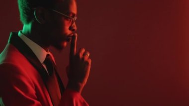 Konuşmayı kes adamım. Gizli uyarı. Sessiz ol.