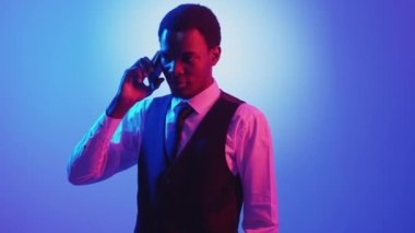 İş telefonundan Neon Light 'a gülümseyen adam de.