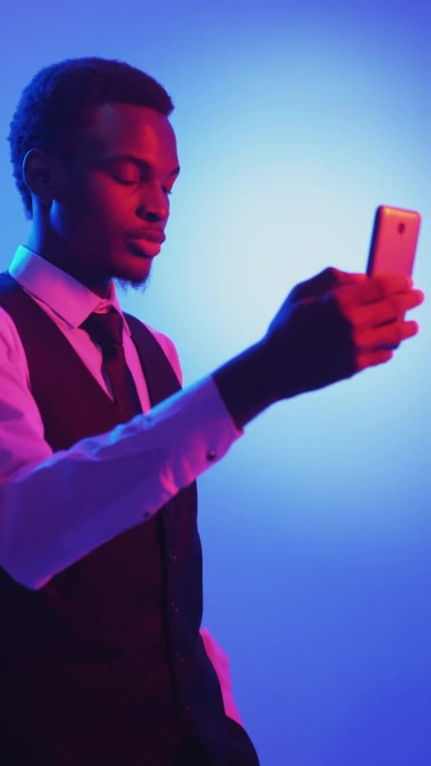 Telefon wideo połączenie online spotkanie neon biznes człowiek — Wideo stockowe