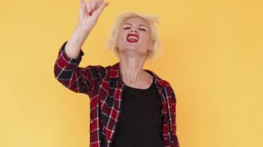 Boynuzlu jest rockçı kadın heyecan verici neşe