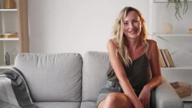 Olumlu ruh hali güzel kadın romantik görünüm