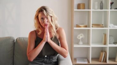 Samimi bir rica, umutlu bir kadın.