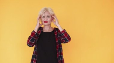 Baş ağrısı kadın için kötü duygular doğuruyor.