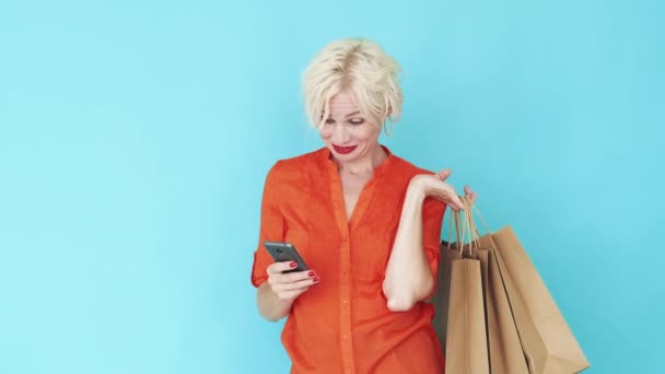 Online ψώνια ευτυχισμένη γυναίκα mobile εφαρμογή — Αρχείο Βίντεο