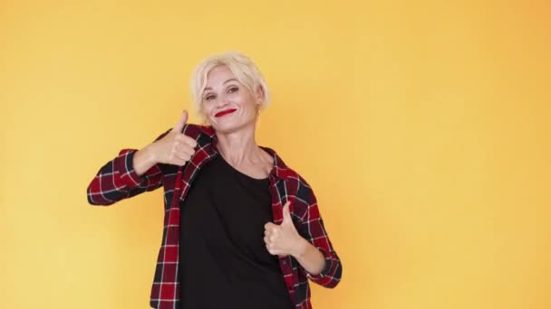 Viele mögen gestikulierende Frau, die Freude zustimmt — Stockvideo