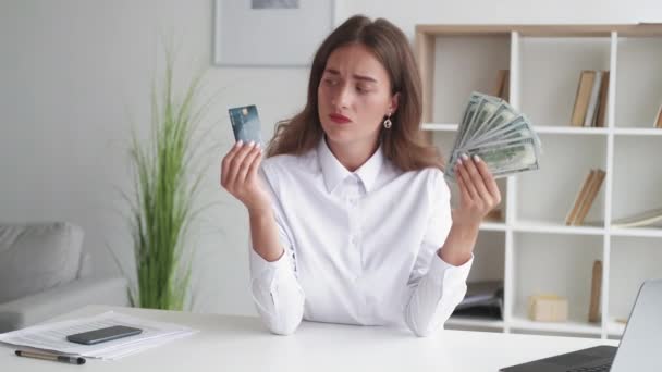Dinheiro em dinheiro hesitante mulher sucesso financeiro — Vídeo de Stock