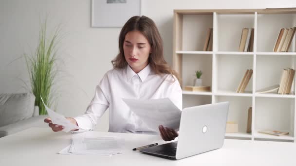 Agotado oficina de trabajo mujer tareas desinteresadas — Vídeos de Stock