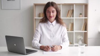 Ofis çalışanı zarif kadın güzel görünüyor.