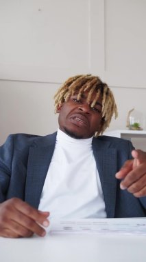 Çevrimiçi konferans siyahi adamın dikkatsiz çalışmasını gevşetti