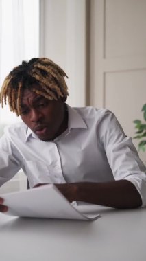 belgelendirme hataları online siyah adamı eleştiriyor