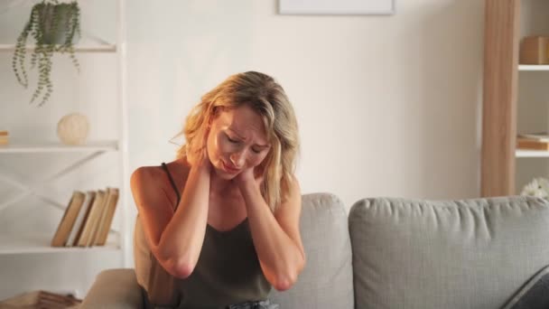 Vyčerpaný den utrpení žena bolest hlavy frustrace — Stock video