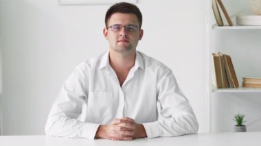 Online görüşme bürosu çalışanı sanal röportajı