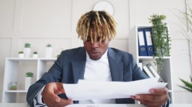 finansal rapor siyah adam çevrimiçi konferansı