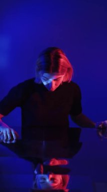 Düşünceli kadın gece endişesi neon yüz yansıması