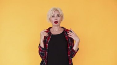 Şok edici bilgi. Aptal kadın korkunç.