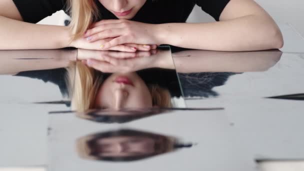 Chère femme paix intérieure visage miroir réflexion — Video