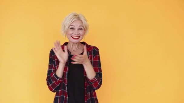 Bravo potlesk šklebící se žena dobře udělané skeptický — Stock video