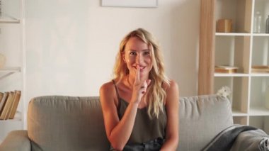 Sessiz kadın yüz ifadeni gizle.