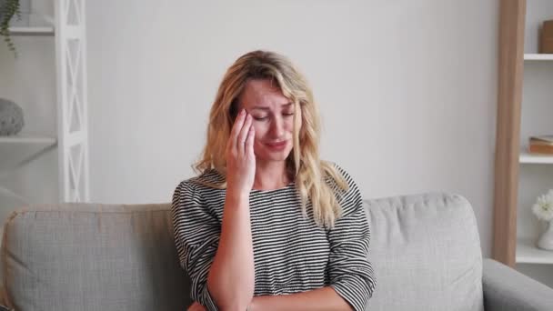 Недовольная ситуация грустная женщина сожалеет чувства — стоковое видео