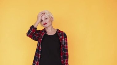 Yüzeysel jest. Kafası karışmış kadın, bilgisiz durum.