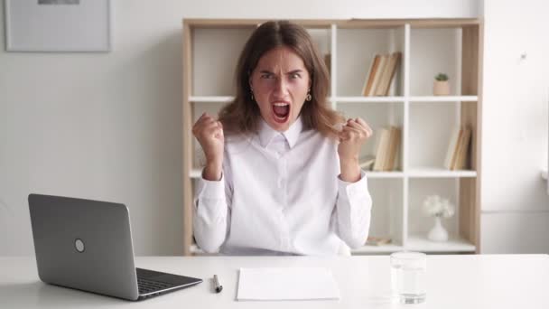 Furieuze woede kantoor vrouw werk moeilijkheden — Stockvideo