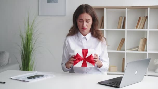 悪い贈り物失望した女性企業の挨拶 — ストック動画