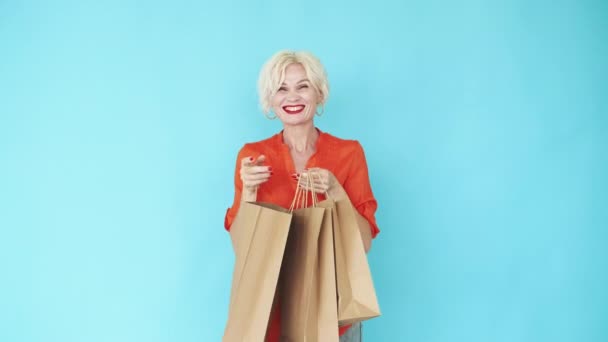 Святковий шопінг щаслива жінка святкова знижка — стокове відео