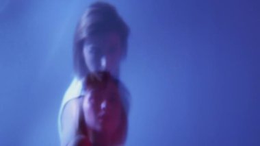 Üzücü hafıza çifte maruziyet siluet üzgün kadın