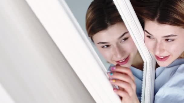 Natürliche Schönheit Frau saubere Gesichtshaut Reflexion — Stockvideo