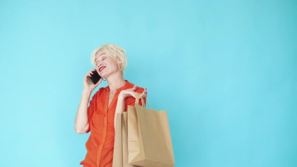 Κινητή επικοινωνία εμπνευσμένη γυναίκα ψώνια — Αρχείο Βίντεο
