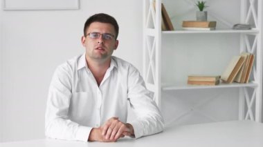 sanal görüşme erkek konuşmacısı çevrimiçi sunumu