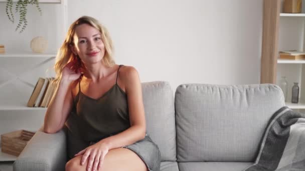 Belleza femenina bonita mujer casa relajarse sonriendo — Vídeos de Stock