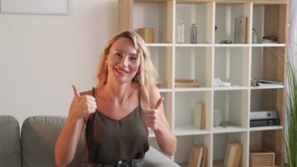 Muitos gosta de gestos mulher aprovando alegria bonita — Vídeo de Stock