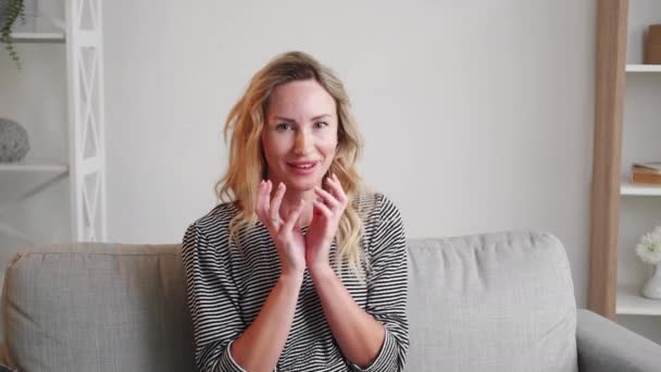 Злий план іронічна жінка саркастичний вираз досить — стокове відео