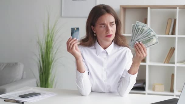 Online betalningar tvekande kvinna pengar hålla — Stockvideo