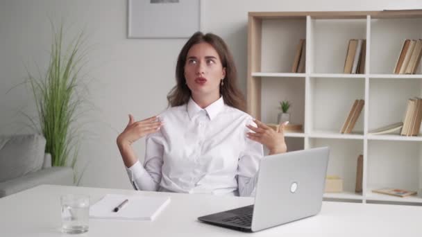Hot day working woman heat suffer pretty elegant — Stock Video