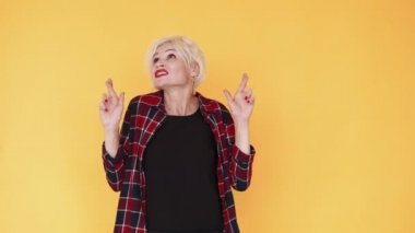 İyi şanslar duacı kadın umut dolu inanıyor.