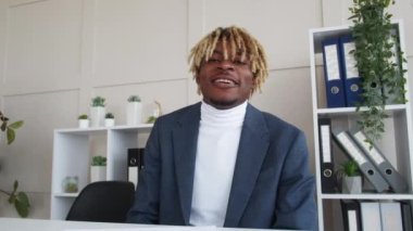 online toplantı ofisi siyahi adam sanal röportajı