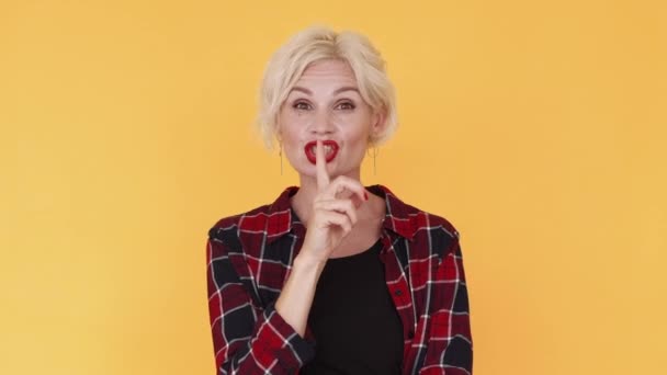 Hålla hemlig tyst kvinna ansikte uttryck konstigt — Stockvideo