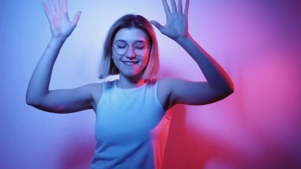 Festa alegria neon luz pessoas inspiradas menina dançando — Vídeo de Stock