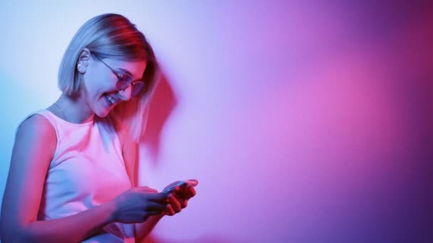 Mobile chat gadget persone neon ragazza utilizzando il telefono — Video Stock