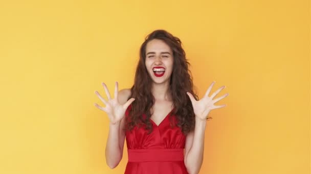 Ενθουσιασμένοι γυναίκα μιμείται έκφραση επιτυχημένη χαρά — Αρχείο Βίντεο