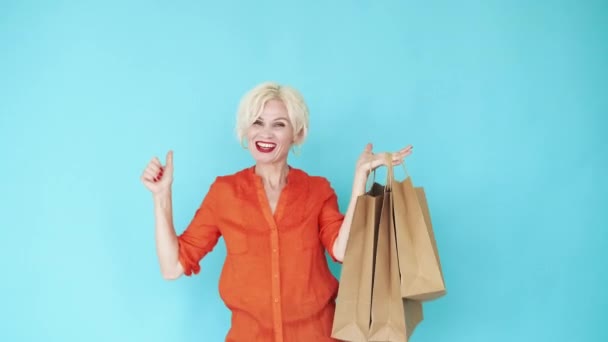 Preto sexta-feira animado mulher compras desconto — Vídeo de Stock